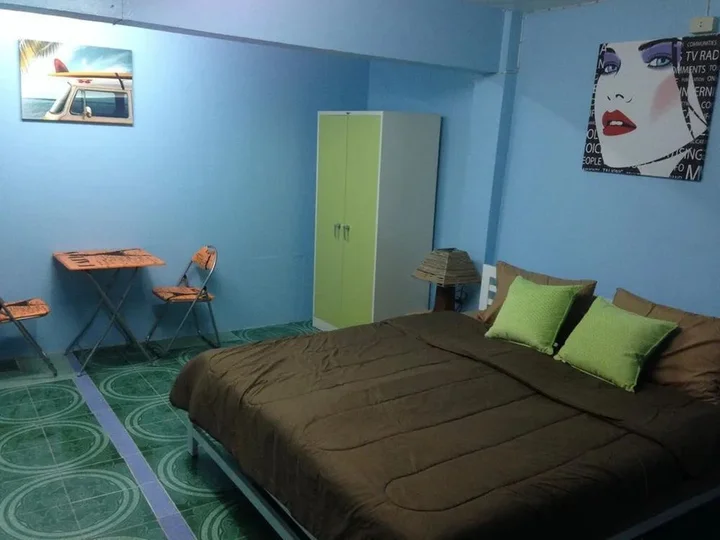 Сураттхани: Room at Surat