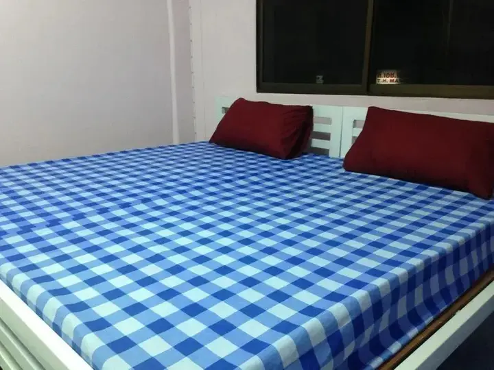 Сураттхани: Room at Surat