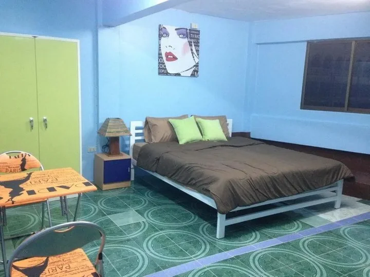 Сураттхани: Room at Surat