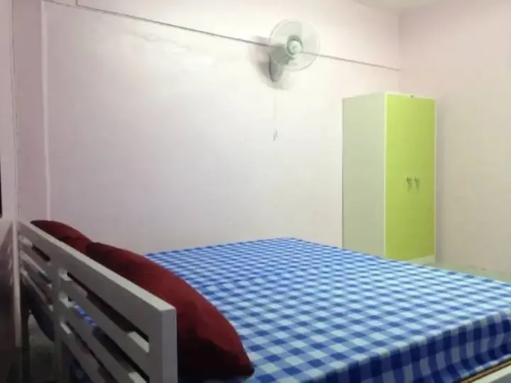 Сураттхани: Room at Surat