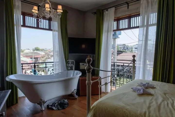 Ампхава: Rimrabeang Amphawa Cafe and Suite