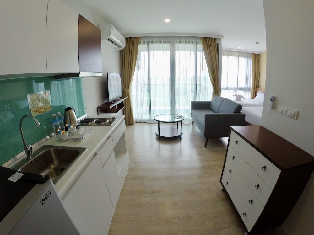 Тхаланг: Royal Lee The Terminal Phuket Condominium by Cullinan R.
