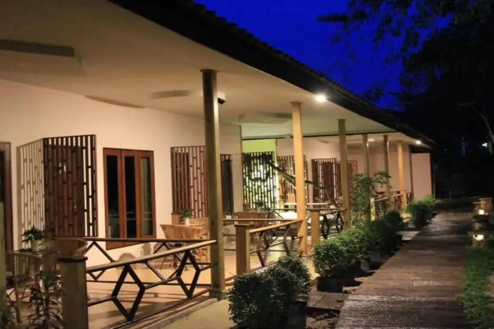 пляж Санрайз: Poohbar Resort & Lotusdive
