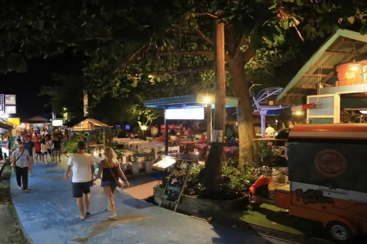 пляж Санрайз: Poohbar Resort & Lotusdive