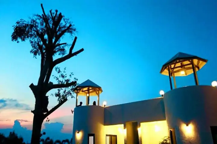 Пхетчхабури: The Balcony at Chao Samran