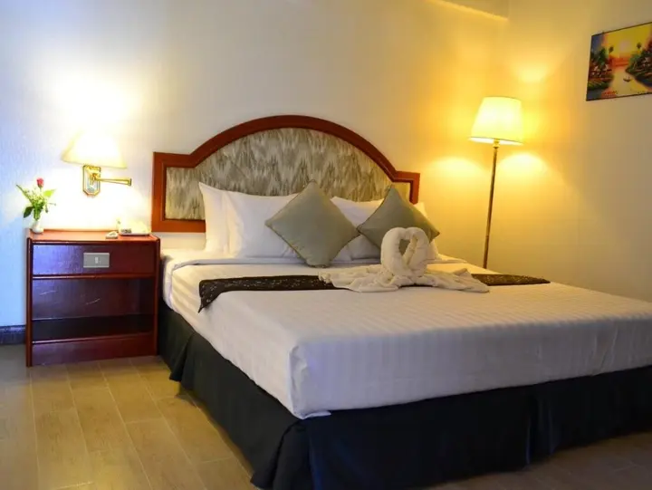 Кхэм Сон: Nattirat Grand Hotel