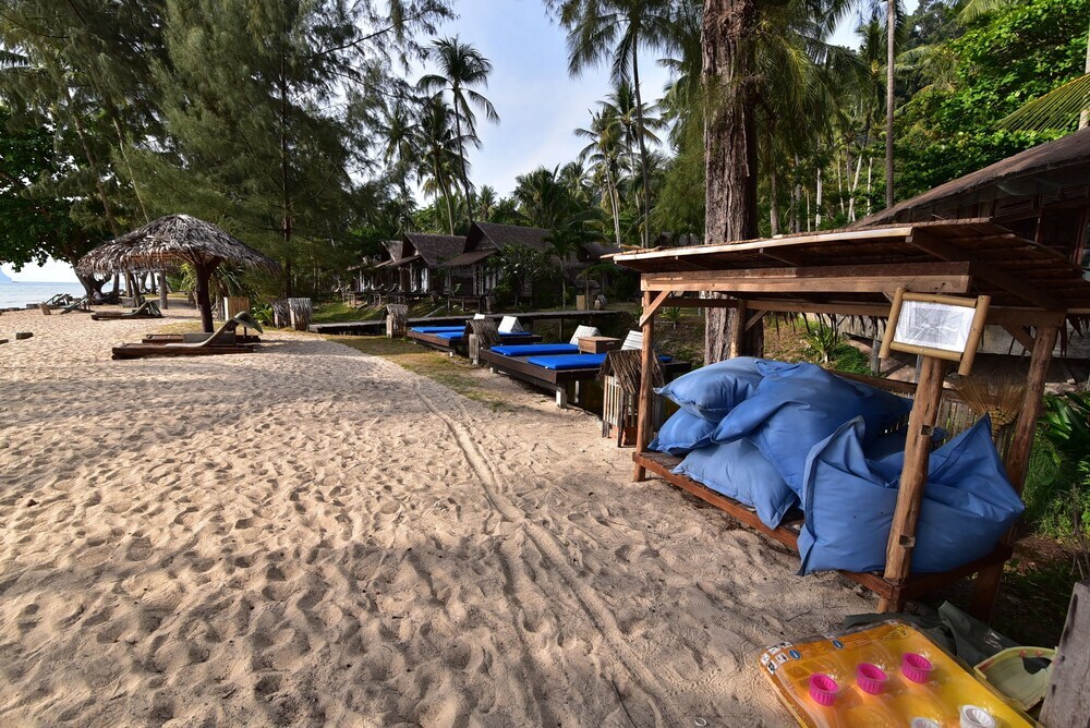 главный пляж: Coco Cottage Resort
