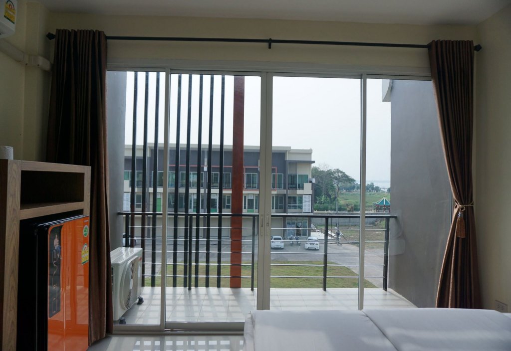 Пхаяу: Lew Residence