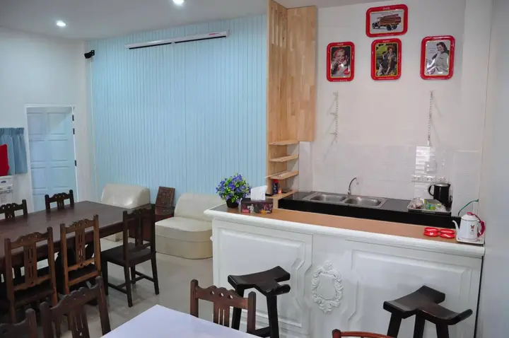 Накхонситхаммарат: English Cottage
