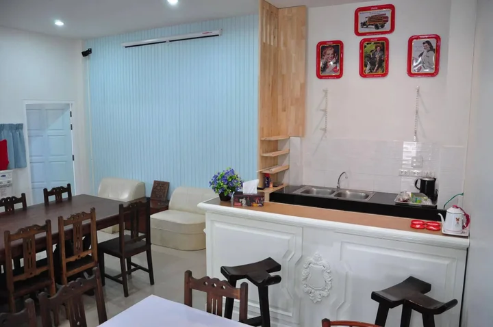 Накхонситхаммарат: English Cottage