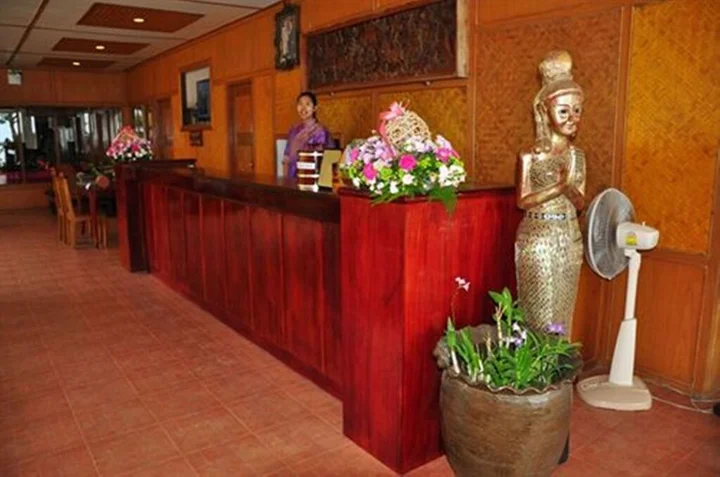Пхонгпрасан: Coral Hotel Bangsaphan
