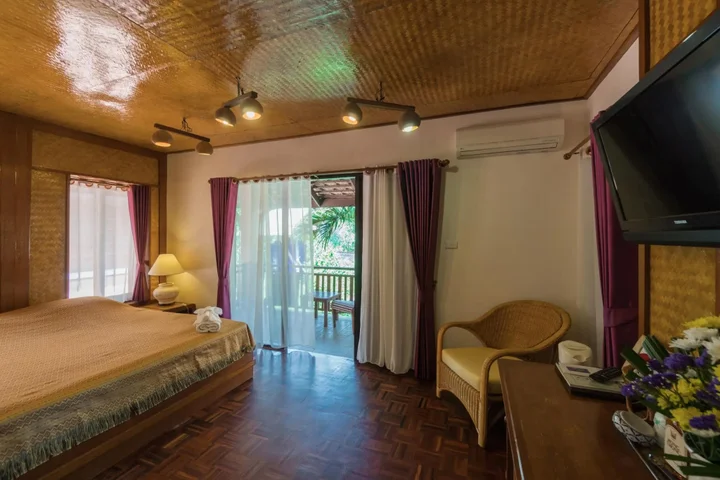 Пхонгпрасан: Coral Hotel Bangsaphan