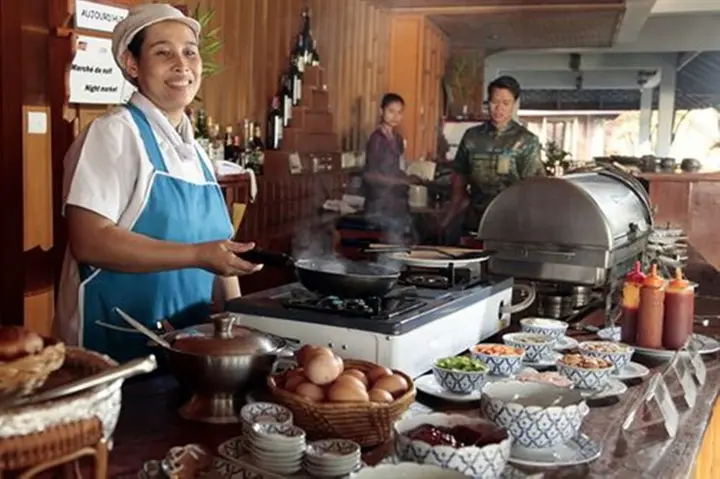 Пхонгпрасан: Coral Hotel Bangsaphan