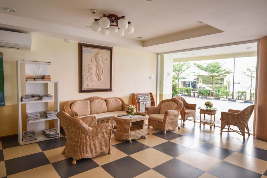 Трат: Trat Center Hotel
