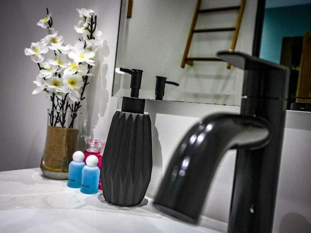 Остров Тау: The CK Hostel