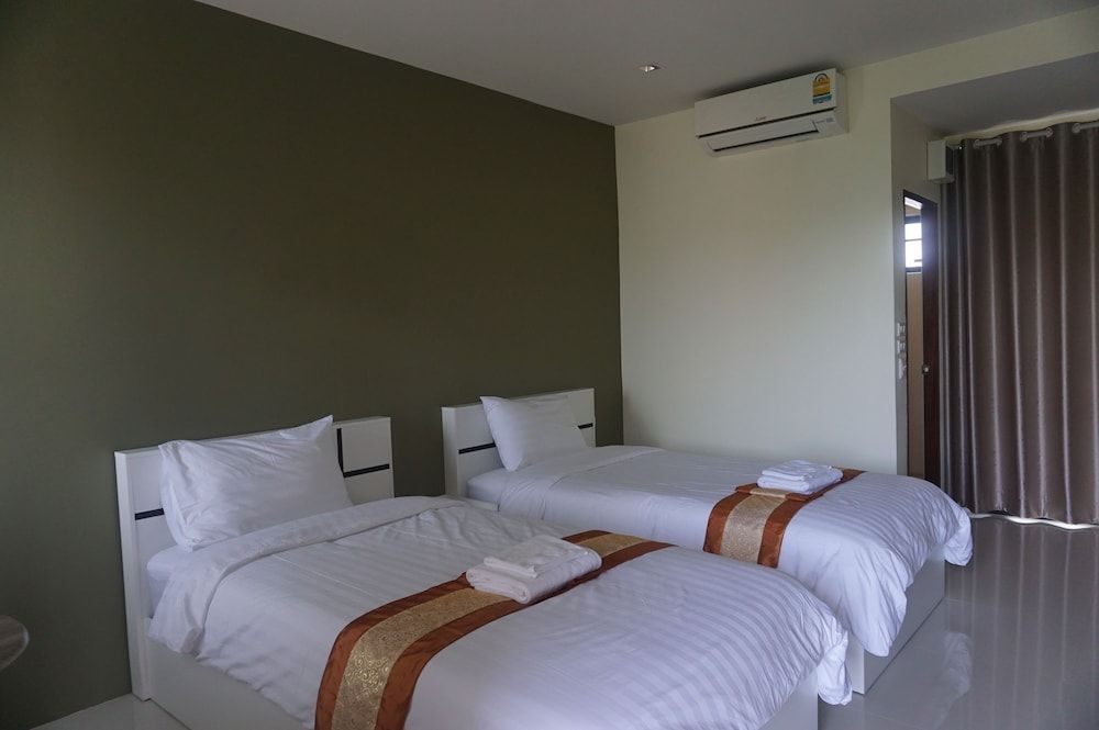 Рои Эт: Parisa Place Hotel