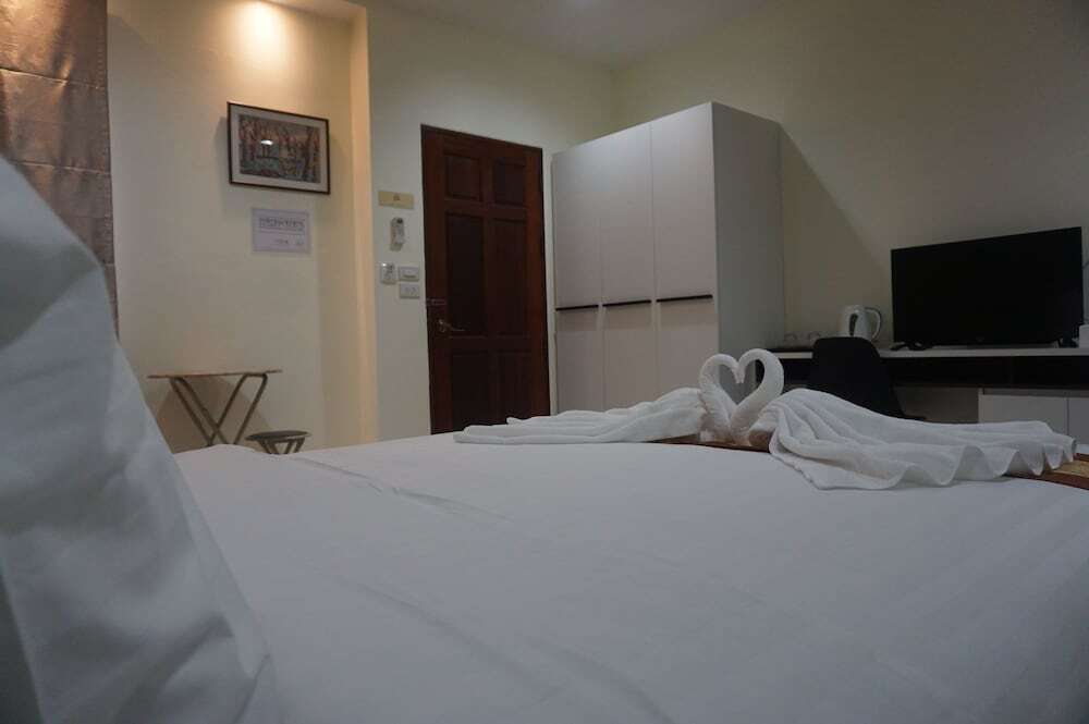 Рои Эт: Parisa Place Hotel