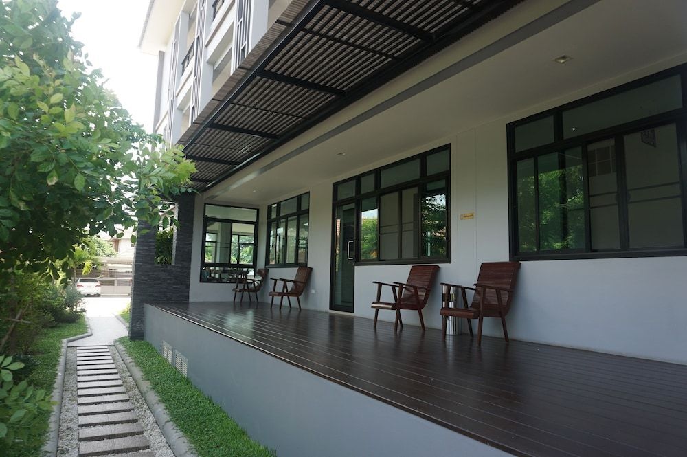Рои Эт: Parisa Place Hotel