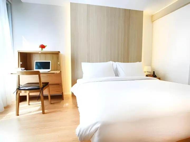 Сирача: Balcony Seaside Sriracha Hotel & Serviced Apartments (SHA Extra Plus)