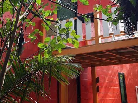 Пхи-Пхи-Дон: Koh Phi Phi Stones Bar Dorm Rooms & Restaurant