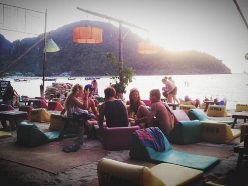 Пхи-Пхи-Дон: Koh Phi Phi Stones Bar Dorm Rooms & Restaurant