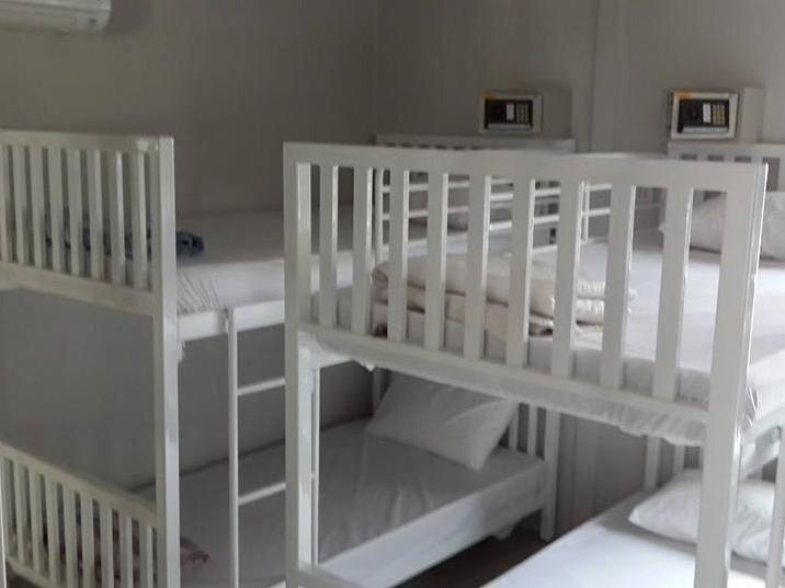 Пхи-Пхи-Дон: Koh Phi Phi Stones Bar Dorm Rooms & Restaurant