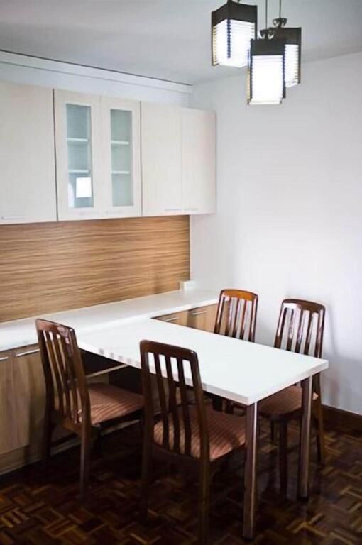 Паккрет: Lake View Superior Condominium
