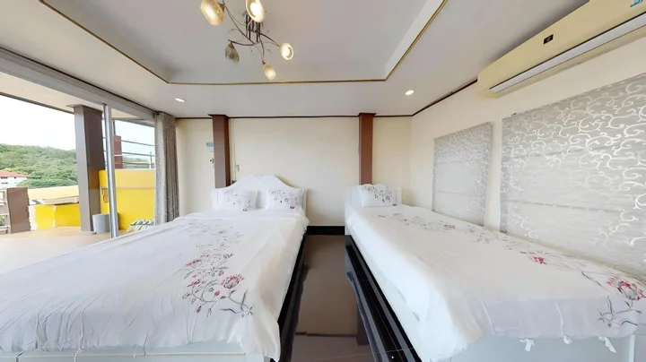 Ко Сичанг: Yellow House Koh Sichang
