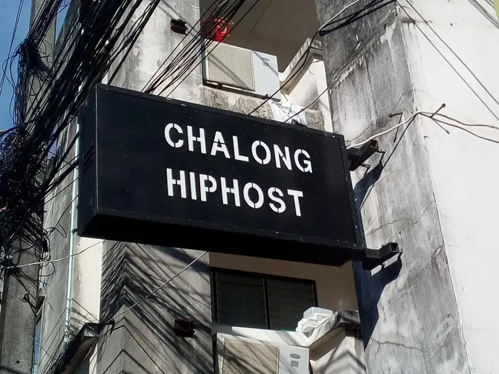 Муанг: Chalong Hip Host and J.J. Bar