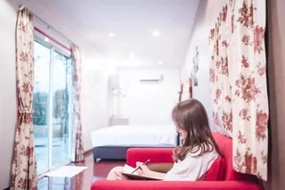 Лоэй: Crystal Box Hotel