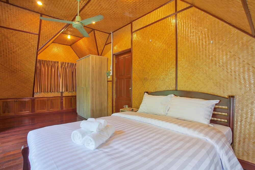 Муанг: Unique Thai Style 4BR Pool Villa Nikkie
