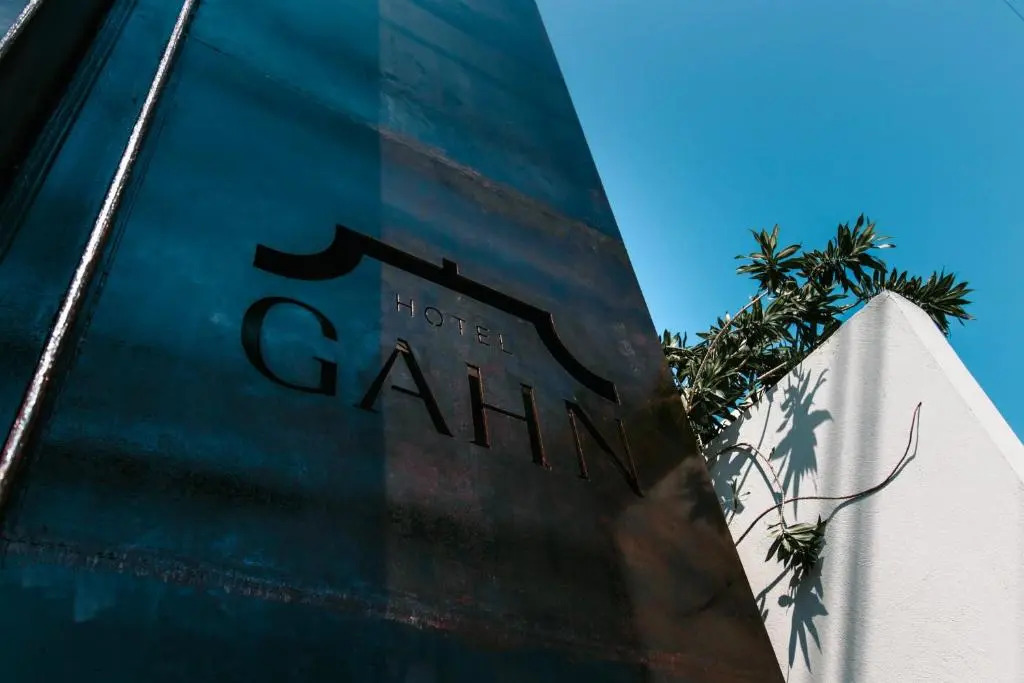 Као Лак: Hotel Gahn