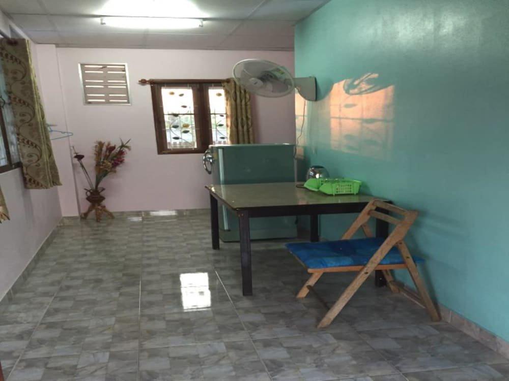 Нанг-Ронг: Ruenmai Homestay Lahansai