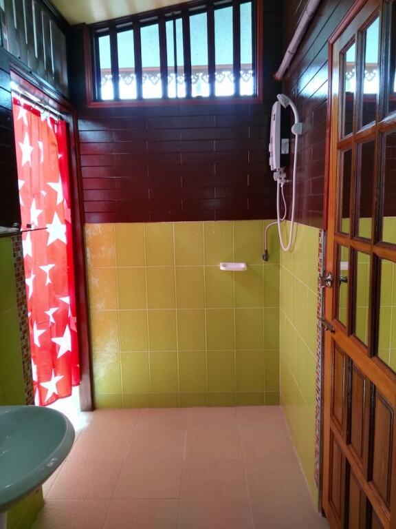 Нанг-Ронг: Ruenmai Homestay Lahansai