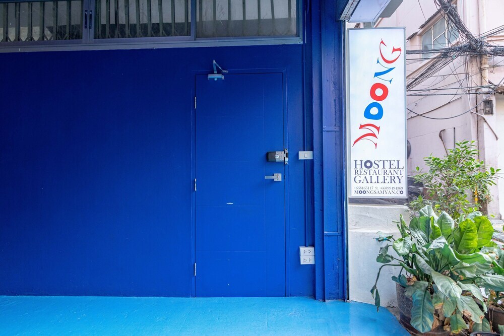 Бангкок: Moong Samyan Hostel and Gallery