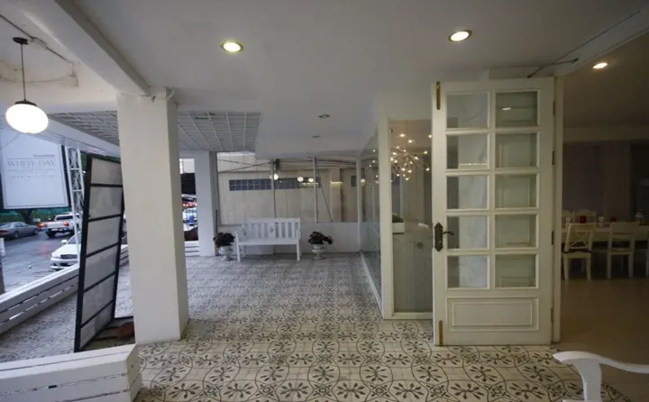 Бури Рам: White Day Hotel