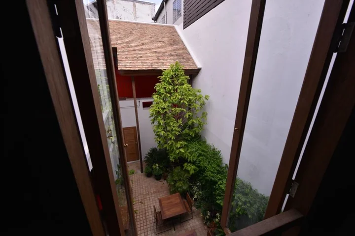 Бангкок: Neighbor Phuthon