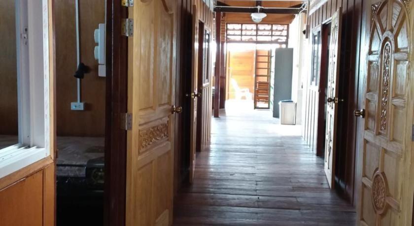 Ланта: At Pier Hostel Lanta