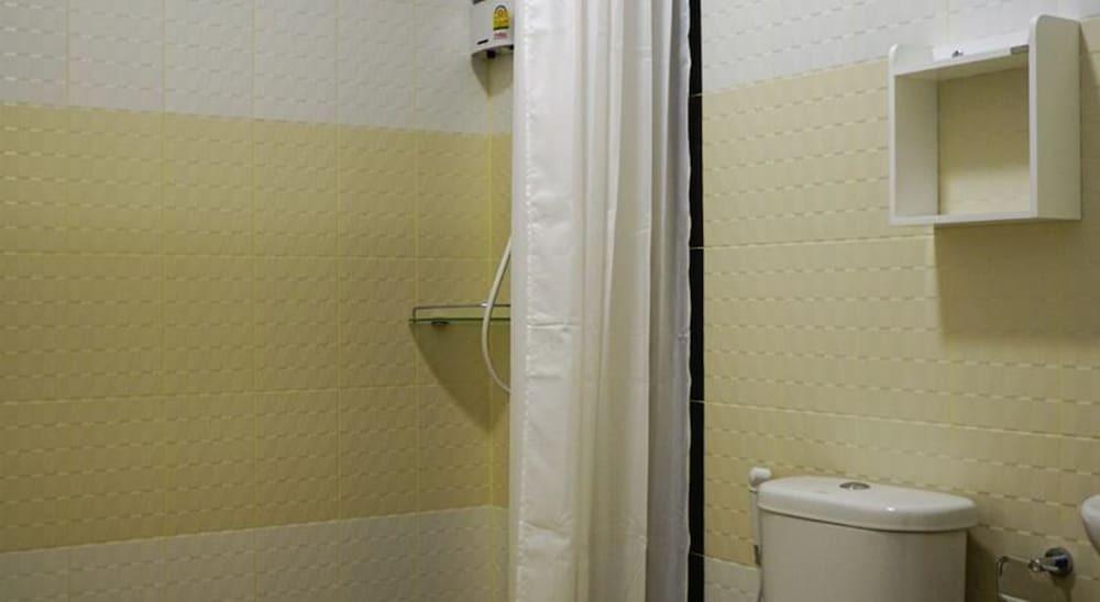 Кхлонг-Янг: The Color Place Apartment