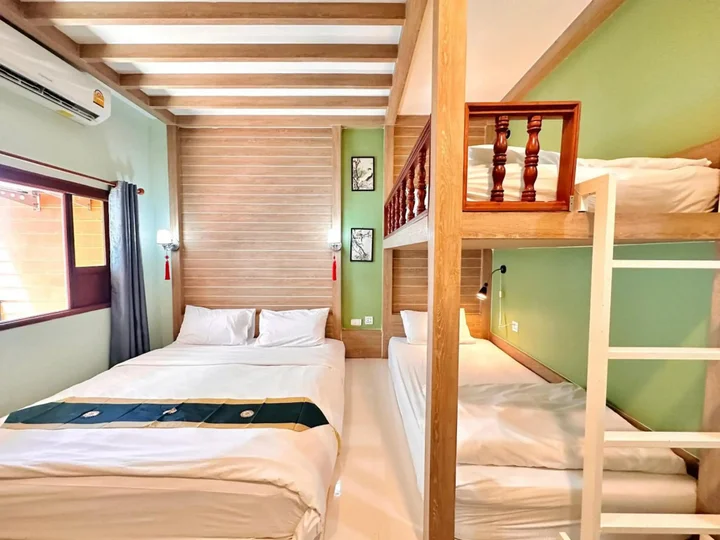 Тхаланг: The Luna Hostel