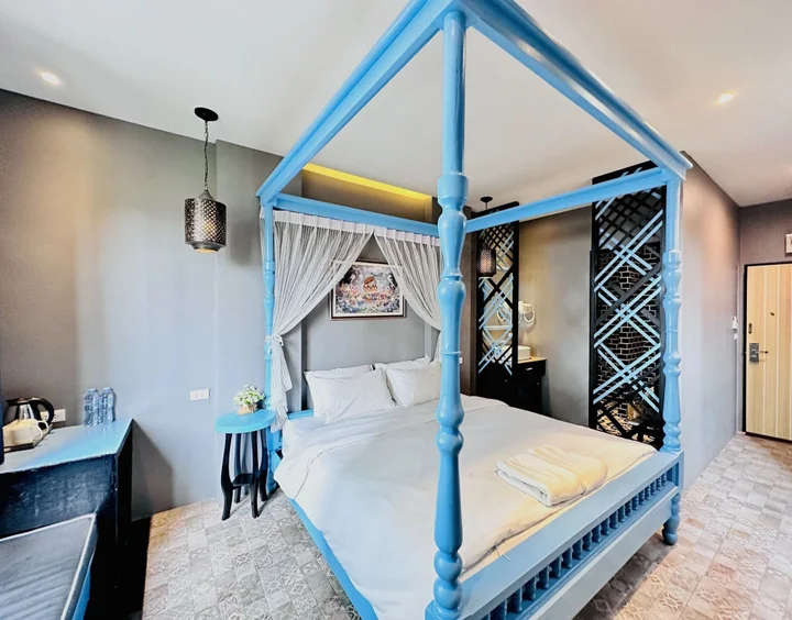 Тхаланг: The Luna Hostel