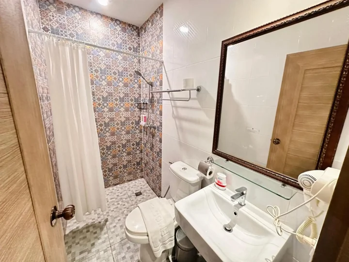 Тхаланг: The Luna Hostel