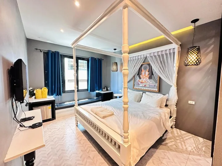Тхаланг: The Luna Hostel