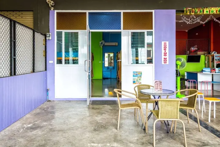 Чумпхон: Railway Hostel - Adults Only