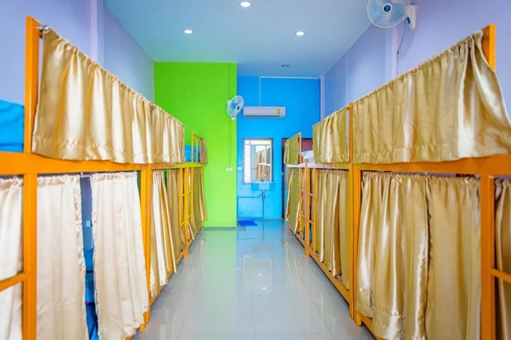 Чумпхон: Railway Hostel - Adults Only