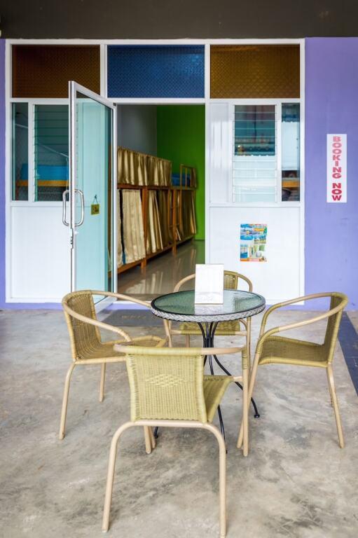 Чумпхон: Railway Hostel - Adults Only