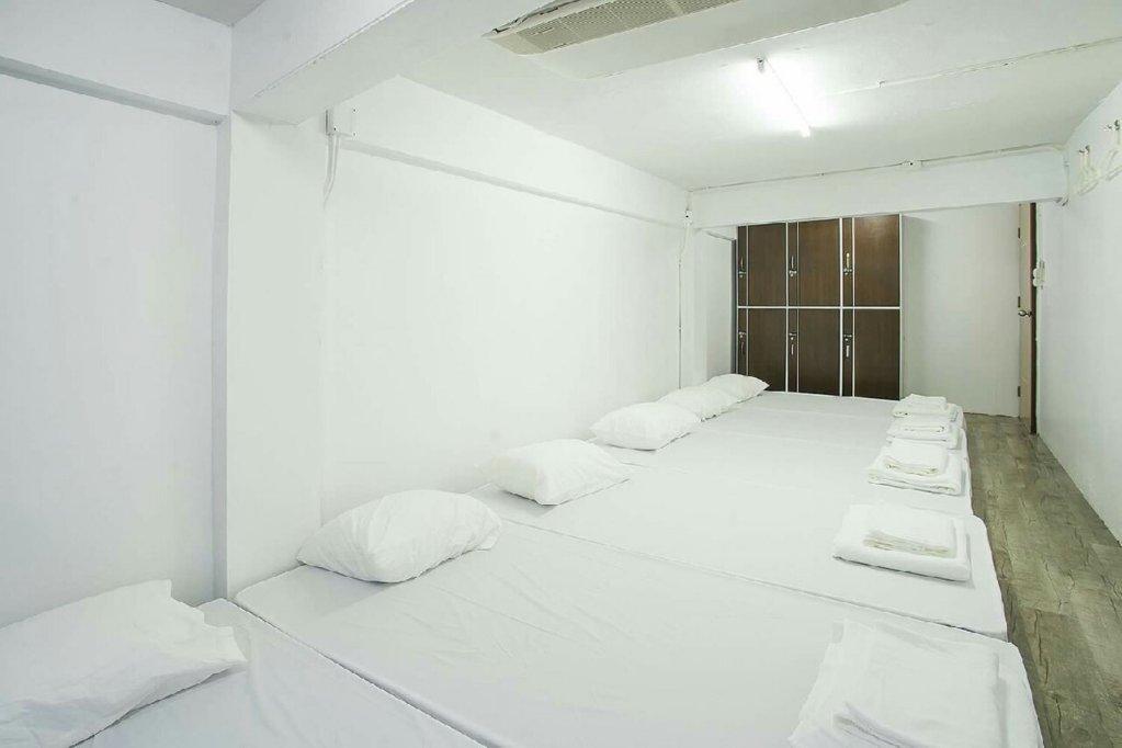 Сураттхани: The Port Hostel