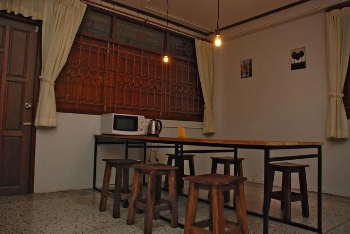 Пхетчхабури: ME HUG Hostel&Restaurant