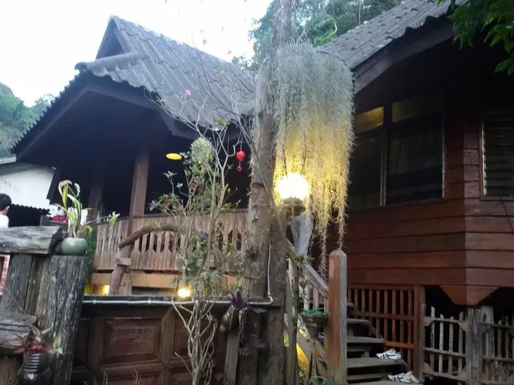Мае-Он: 清迈湄康蓬胡安伯格哈格酒店(Maekampong Huean Bog Hug Chiangmai)