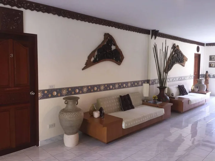 Сам-Рои-Йот: Lyndale Lodge